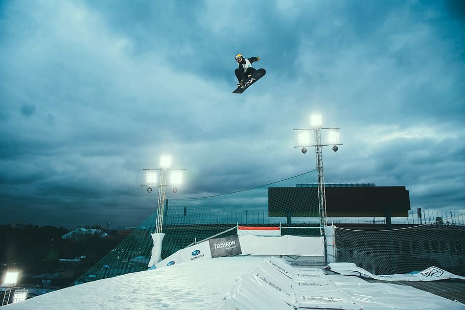 homem, montando, snowboard, truque, céu, nuvens, pessoas, voando, engrenagem, centro das atenções