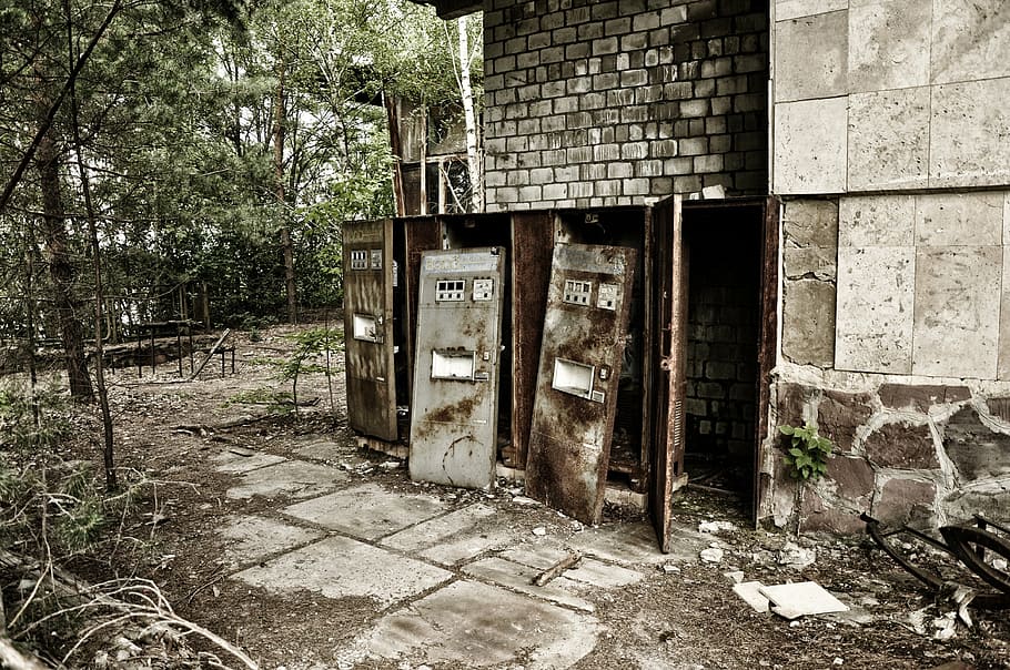 白い鋼製ドア, プリピャチ, チェルノブイリ, 建築, 構築された構造, 木, 工場, 建物の外観, 放棄された, 建物