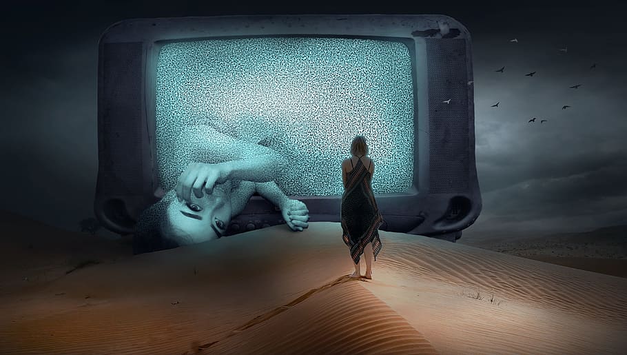 Mujer, de pie, mirando, televisión crt gigante, fantasía, tv, desierto, espeluznante, arena, seco