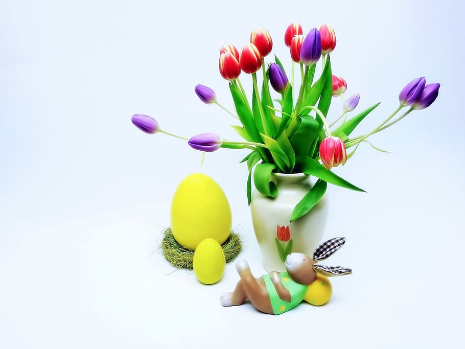 Rojo, púrpura, flores de tulipán, blanco, cerámica, florero, al lado, amarillo, huevos de pascua, conejito de pascua