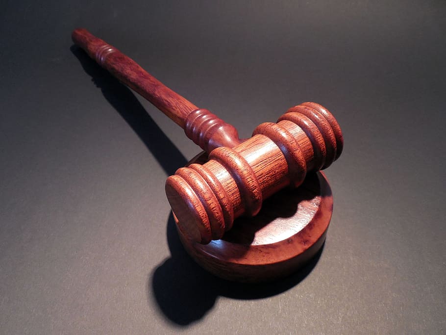 martillo de madera marrón, martillo, corte, juez, ley, justicia, cláusula, párrafo, jurisprudencia, juicio