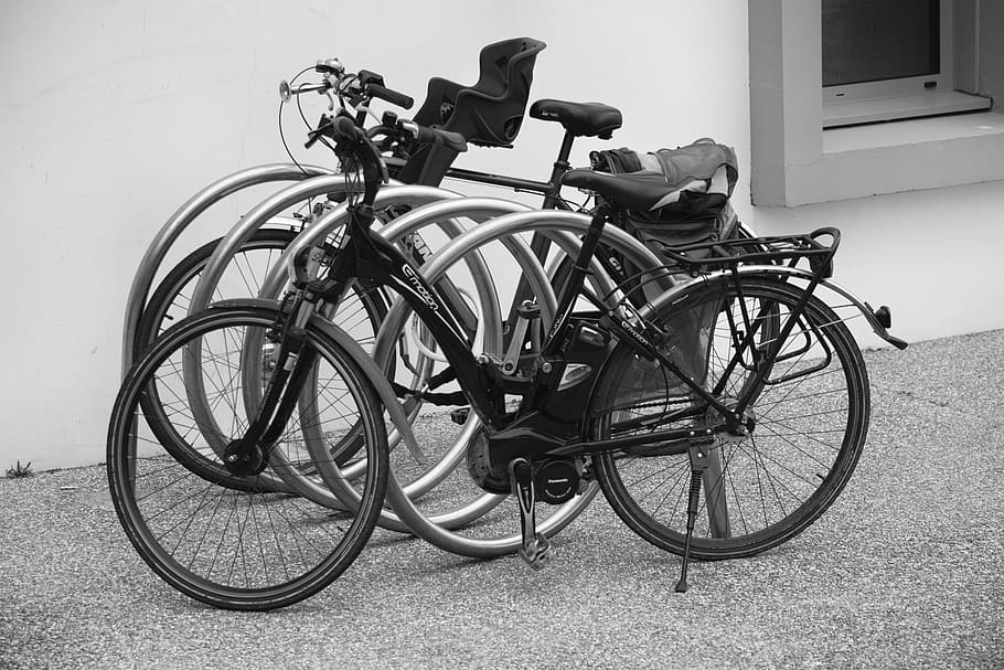 bicicleta, blanco y negro, neumático, acera, deportes, pared, ventana, concreto, vidrio, transporte