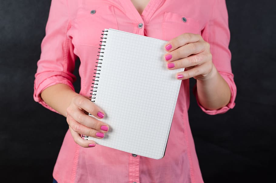 wanita memegang notebook, kemeja, merah muda, manis, imut, mockup, putih, tanda, bisnis, kertas