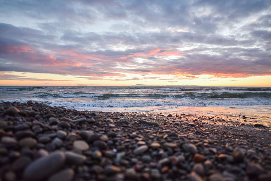 orilla del mar durante la puesta de sol, playa, puesta de sol, guijarros, piedras, océano, mar, colorido, cielo, naturaleza