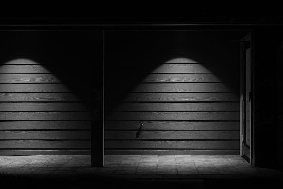 pintu rana abu-abu, terang, monokrom, gelap, malam, hutan, dinding, lampu sorot, di dalam ruangan, bayangan