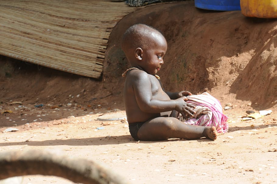 niño, sentado, suelo, tenencia, rosa, textil, africano, pequeño, juguete de niño, pobreza