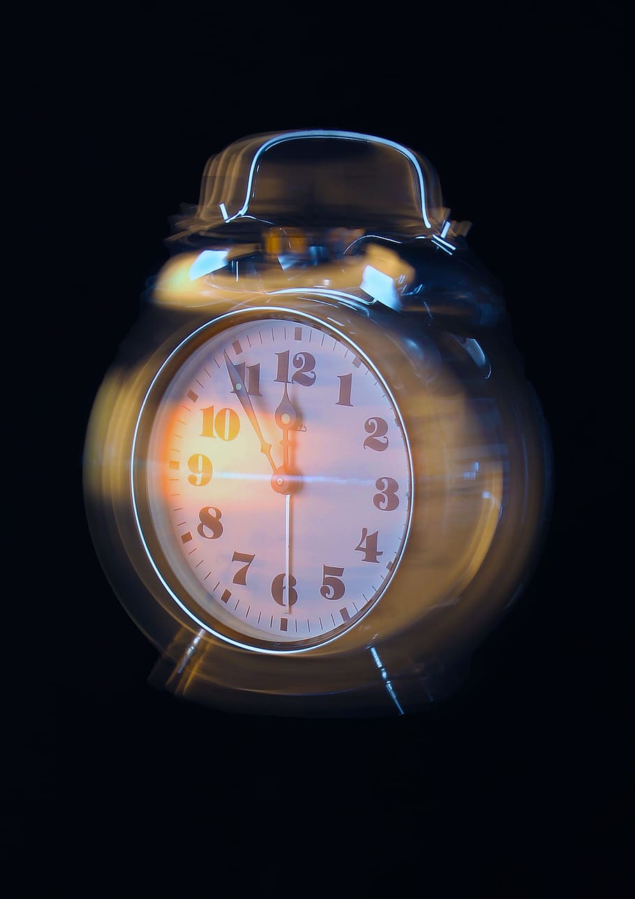 Despertador, de color, borroso, reloj, esfera, el timbre, prisa, cinco minutos para las doce, campana, hora