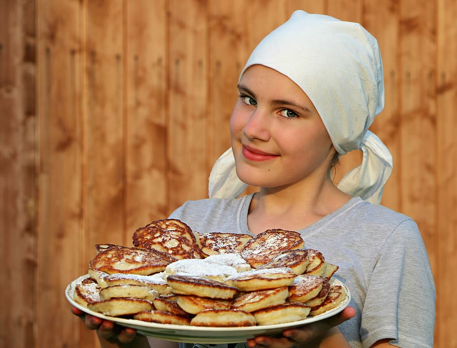 woman, wearing, gray, scoop-neck t-shirt, carrying, pancake, powdered, sugar, top, pancakes