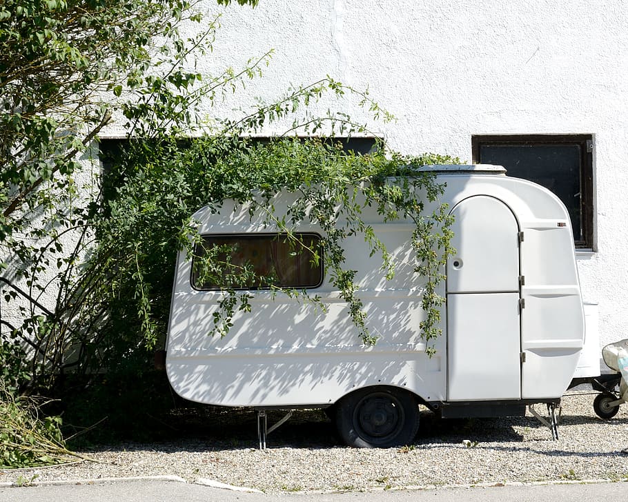 trailer putih yang diparkir, perjalanan, akomodasi, karavan, apartemen, liburan, rekreasi, hidup, rumah musim panas, rumah liburan