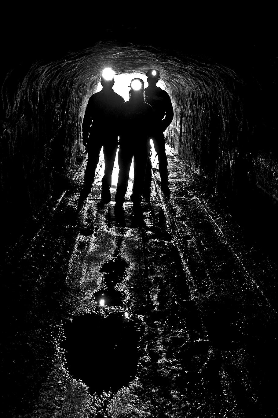 siluet, tiga, orang, gua, headlamp, tambang batubara, pintu masuk, lampu kepala, peneliti, pertambangan