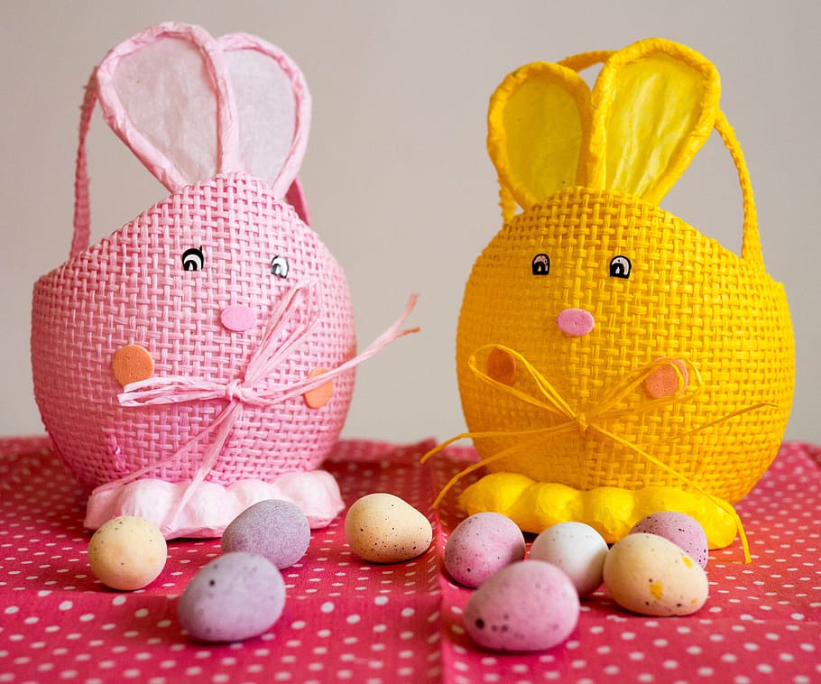 dos, canastas de conejo de mimbre amarillas, rosas, guijarros de varios colores, huevo, canasta, pascua, colorido, tela, decoración