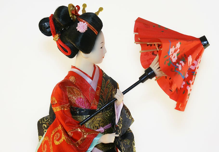 mulher, vestindo, multicolorido, floral, vestido, exploração, estatueta de guarda-chuva, gueixa, japonês, boneca