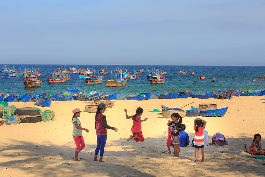 grupo, niños, jugando, arena, pueblo, la playa, vietnam, el mar, acción, cuerda