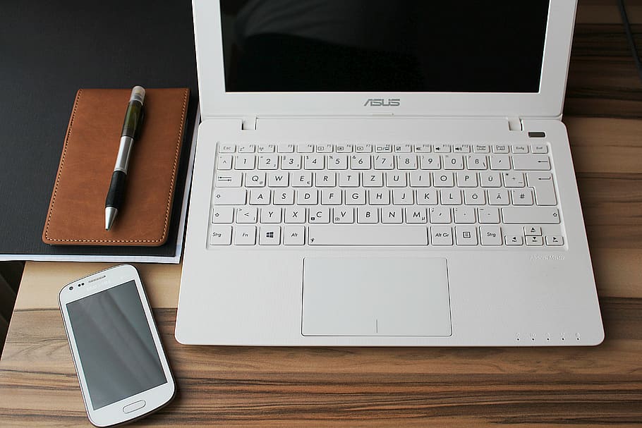 branco, laptop asus, ao lado, smartphone samsung, caderno, smartphone, escritório em casa, trabalho, computador, tecnologia sem fio