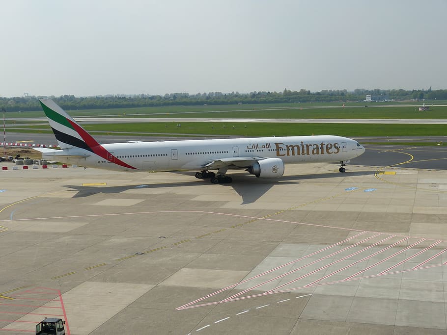 avião da whit emirates, começo, pista, aviação, aeronaves, voar, voo, aeroporto, transporte, turismo