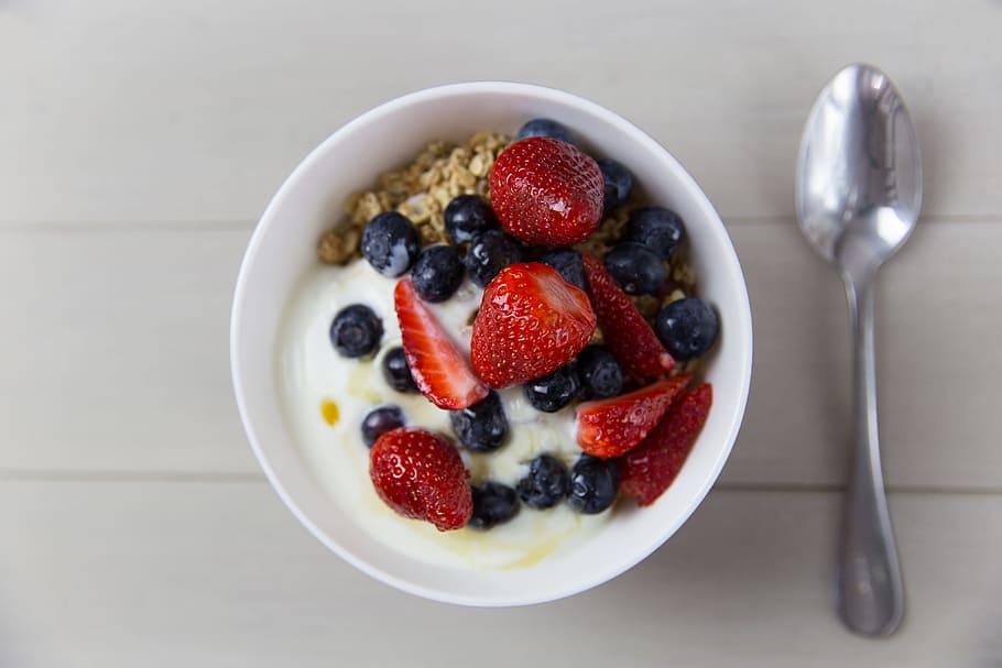 yogurt, strawberries, blueberries, granola breakfast cereal, spoon, Bowl, granola, breakfast cereal, food/Drink, food