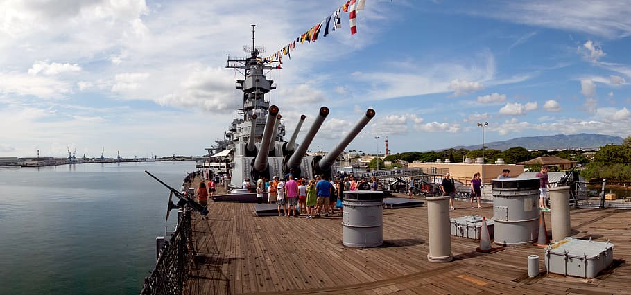 USS Missouri, Pearl, personas en crucero, agua, cielo, transporte, nube - cielo, arquitectura, embarcación náutica, modo de transporte