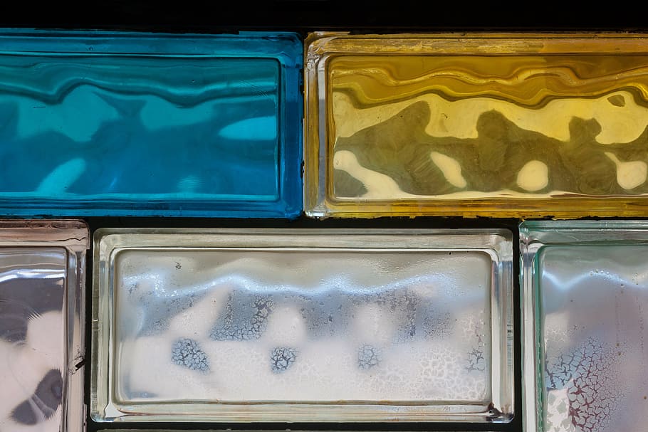 blocos de vidro, componentes retangulares, azul, amarelo, rosa, ruim, velho, anos setenta, reflexão, incidência de luz