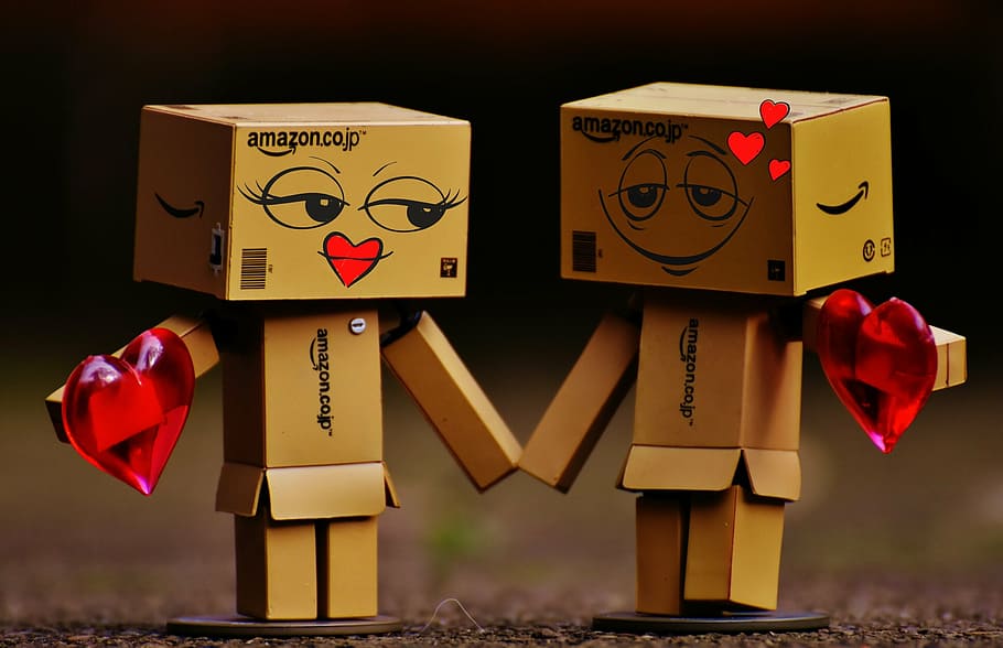 dos, amazon box robots, tenencia, manos, danbo, figura, juntos, tomados de la mano, amor, unión