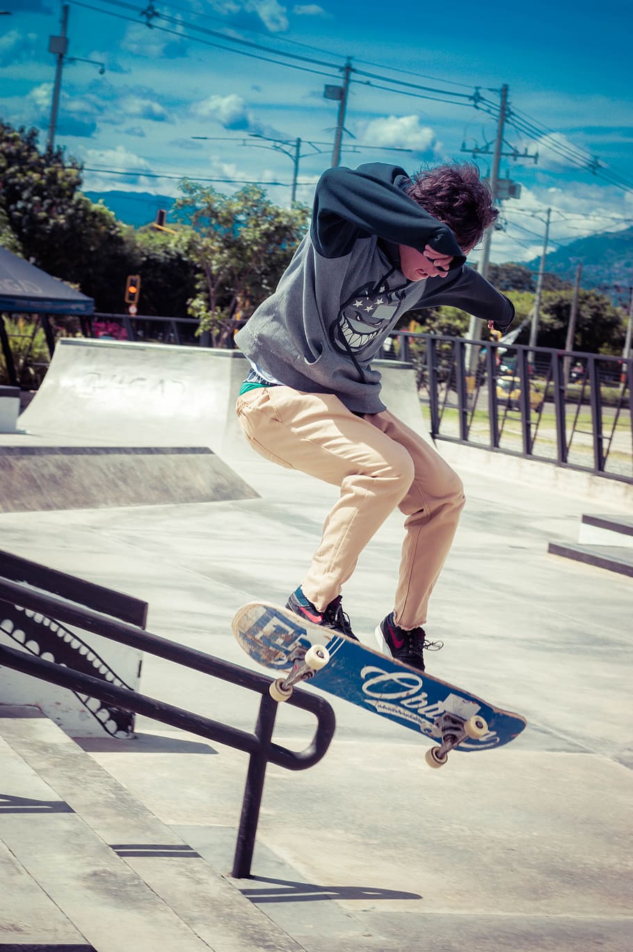 skate, medellin, beam, full length, one person, real people, leisure activity, lifestyles, skateboard, balance
