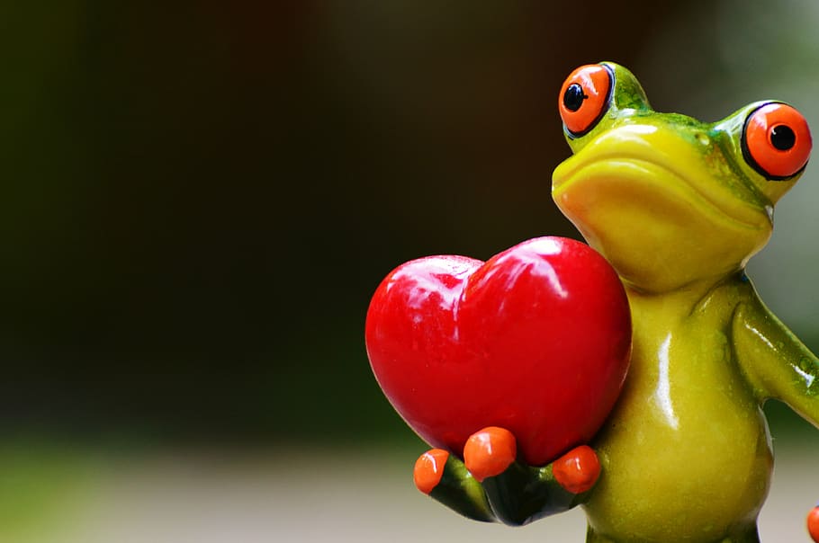 ceramic, green, frog, carrying, heart, selective, focus photography, love, valentine's day, pose