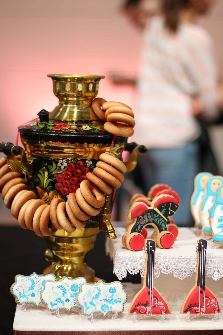 samovar, russian, decoration, cookies, cookie, cultures, real people, one person, container, focus on foreground