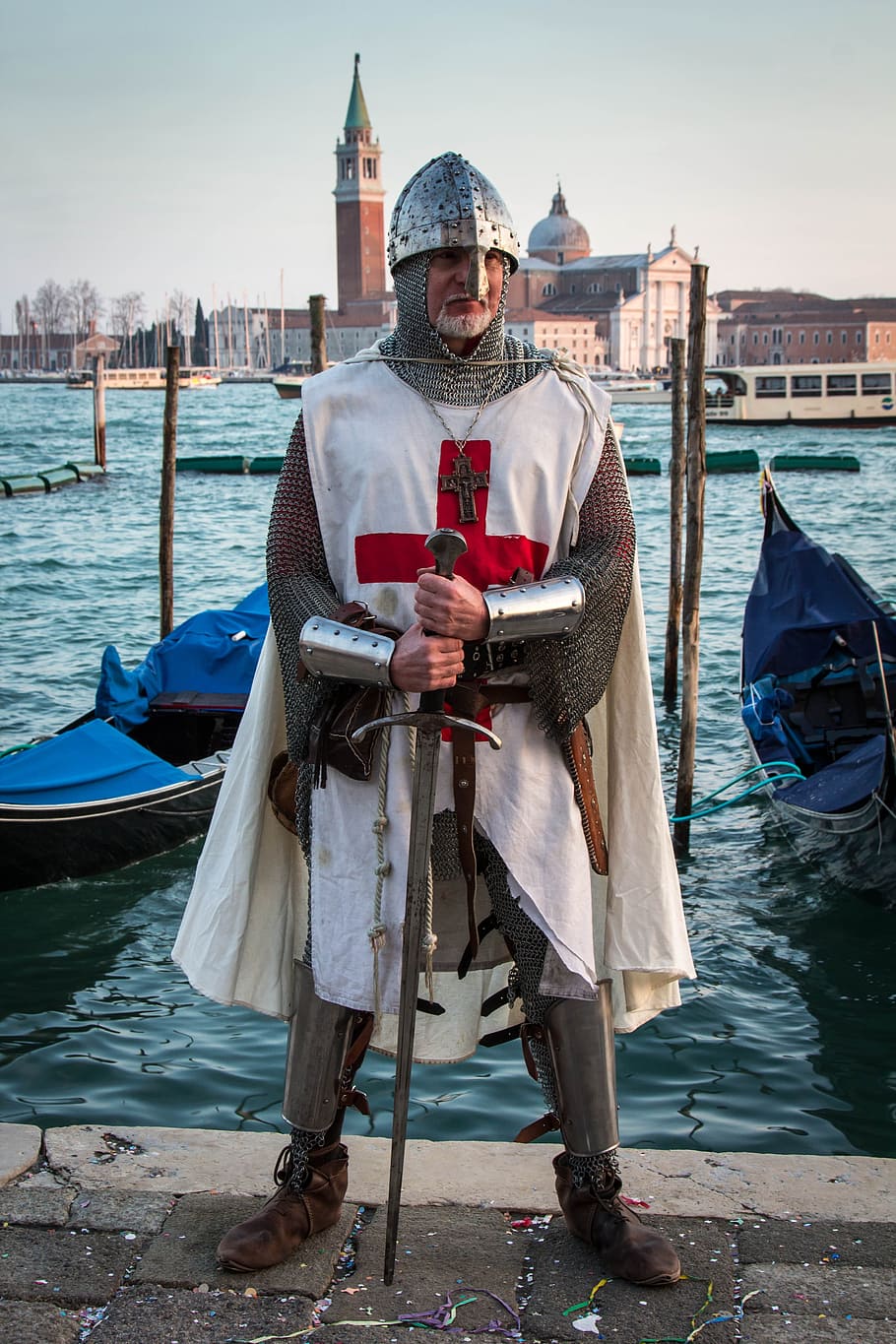 homem, segurando, longo, espada, em pé, corpo da frente, agua, Cavaleiros Templários, Veneza, Carnevale