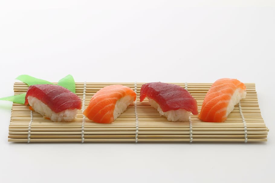 quatro, sushi de salmão, marrom, de madeira, tapete, japonês, delicioso, asiático, comida, gostoso