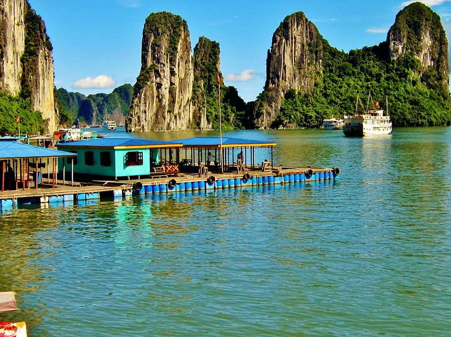flotante, chozas, cuerpo, agua, bahía de halong, vietnam, montañas, casa flotante, mercado flotante, cielo