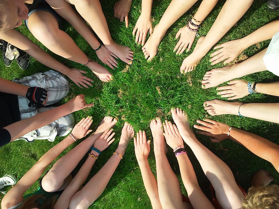 personas manos, pies, verde, hierba, equipo, motivación, trabajo en equipo, juntos, grupo, comunidad