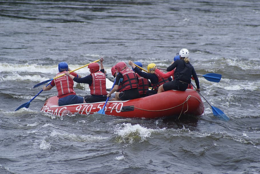 Team river. Команда в лодке. Рафтинг командная работа. Флаг на сплав команде из 4 человек.