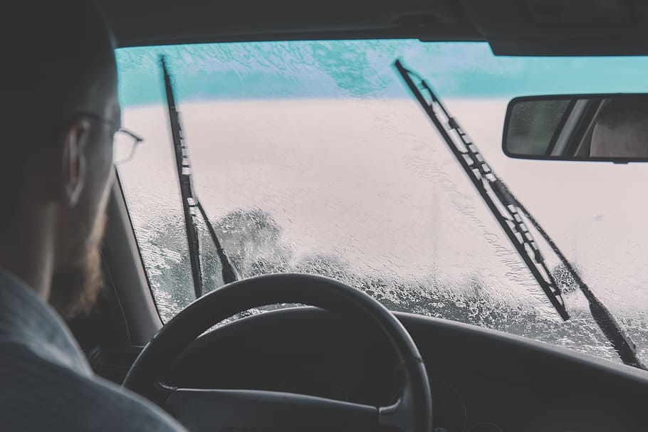 남자, 운전, 차, 비오는 날, 일, 와이퍼, 닦는, 물, 바람막이 유리, 비가 내리는