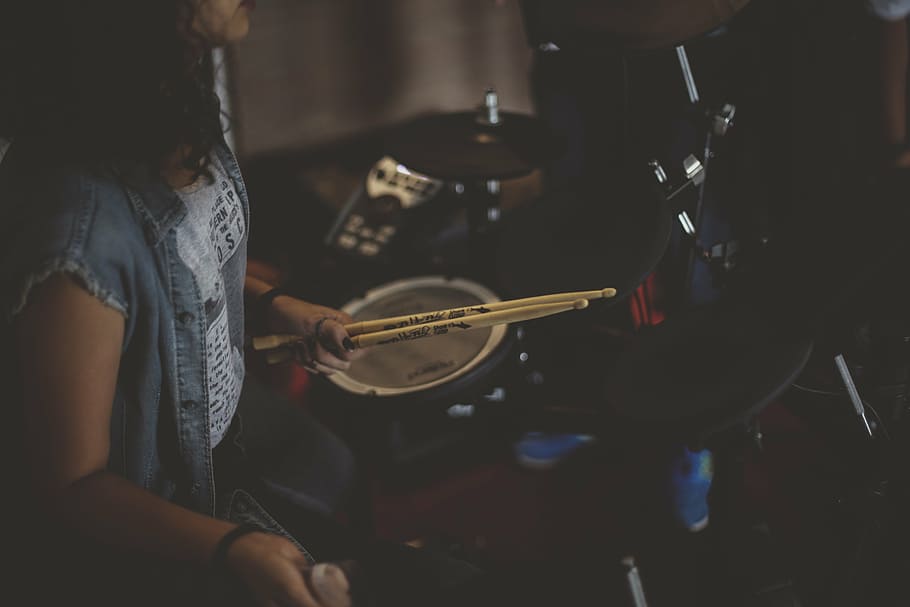 wanita, bermain, drum, mengatur, menutup, foto, s, memegang, tongkat, drummer