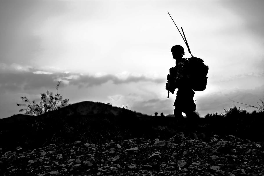 siluet prajurit, tentara, militer, seragam, bersenjata, siap tempur, pertempuran, perang, amber leach, afghanistan