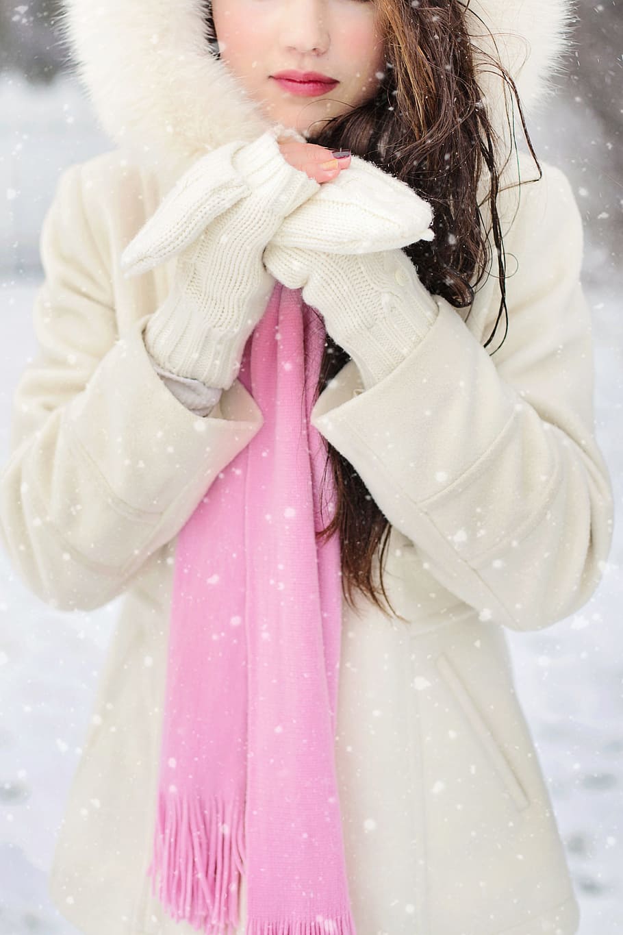 mujer, vistiendo, blanco, snow hoodie, invierno, frío, nieve, temporada, navidad, diciembre