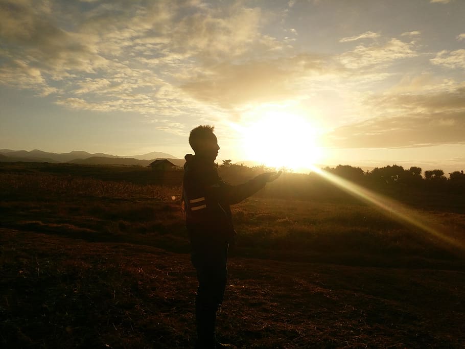 update, post it, timeline, sky, sunset, real people, sunlight, one person, nature, sunbeam