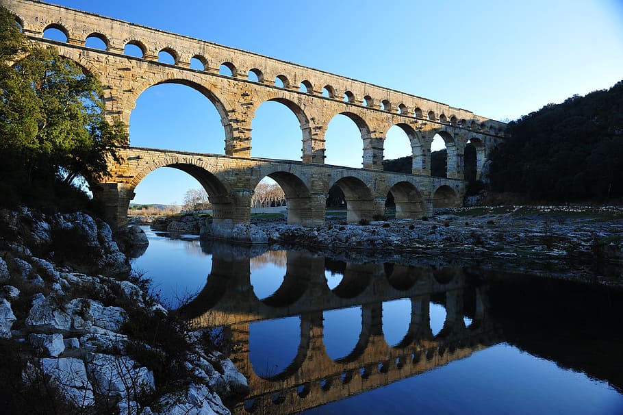 Pont du Gard, Provenza, Francia, cuerpo de agua, reflejo, piedra, puente, arco, arquitectura, estructura construida