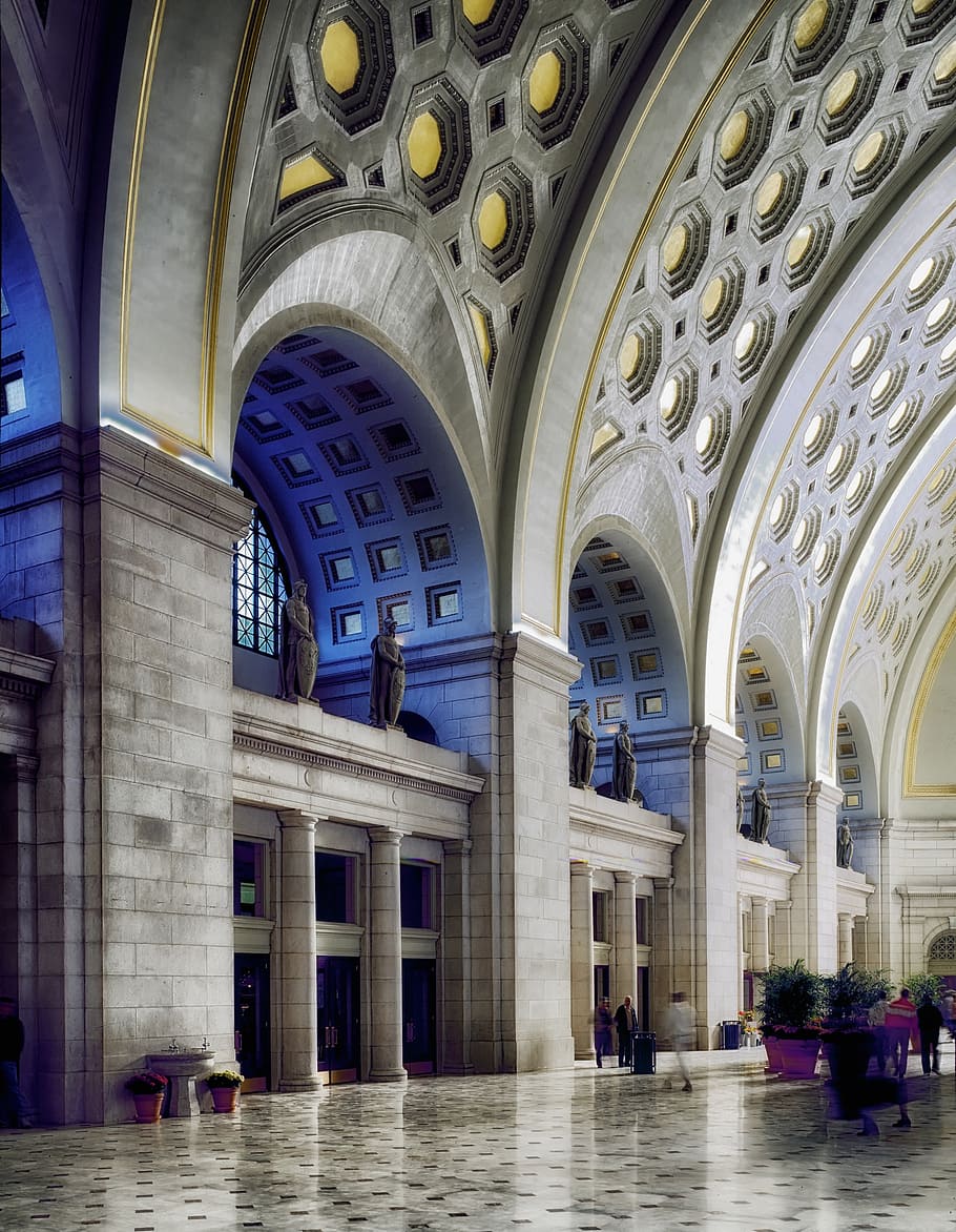 Persona, toma, foto, tres, caminar, dentro, hormigón, edificio de cúpula, estación de la Unión, Washington DC