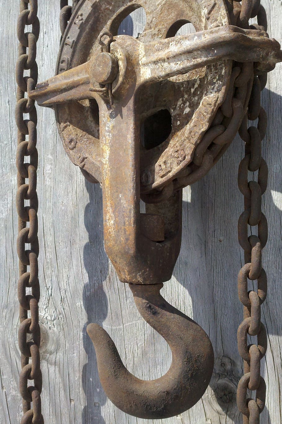 chain hoist, chain, pulley, hook, wood, rust, antique, metal, close-up, day