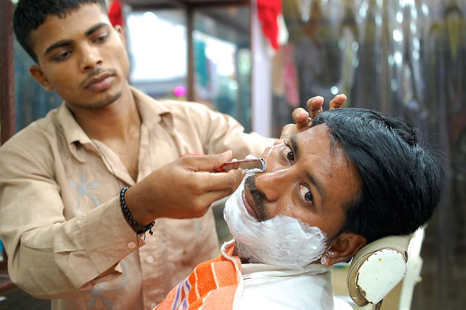 Barbero, calle, India, rural, hombre, al aire libre, bisturí, método antiguo, afeitado, dos personas