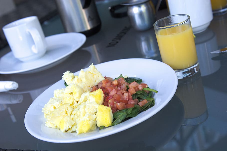 breakfast, orange, juice, healthy, drink, wellbeing, scramble egg, tomatoes, green, plate