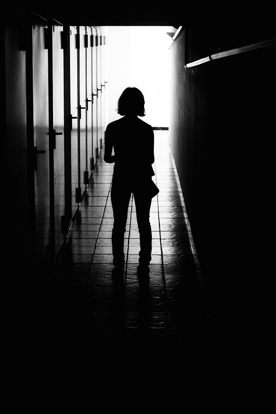 silhueta, menina, em pé, corredor, foto, mulher, ao longo, vazio, escuro, pessoas