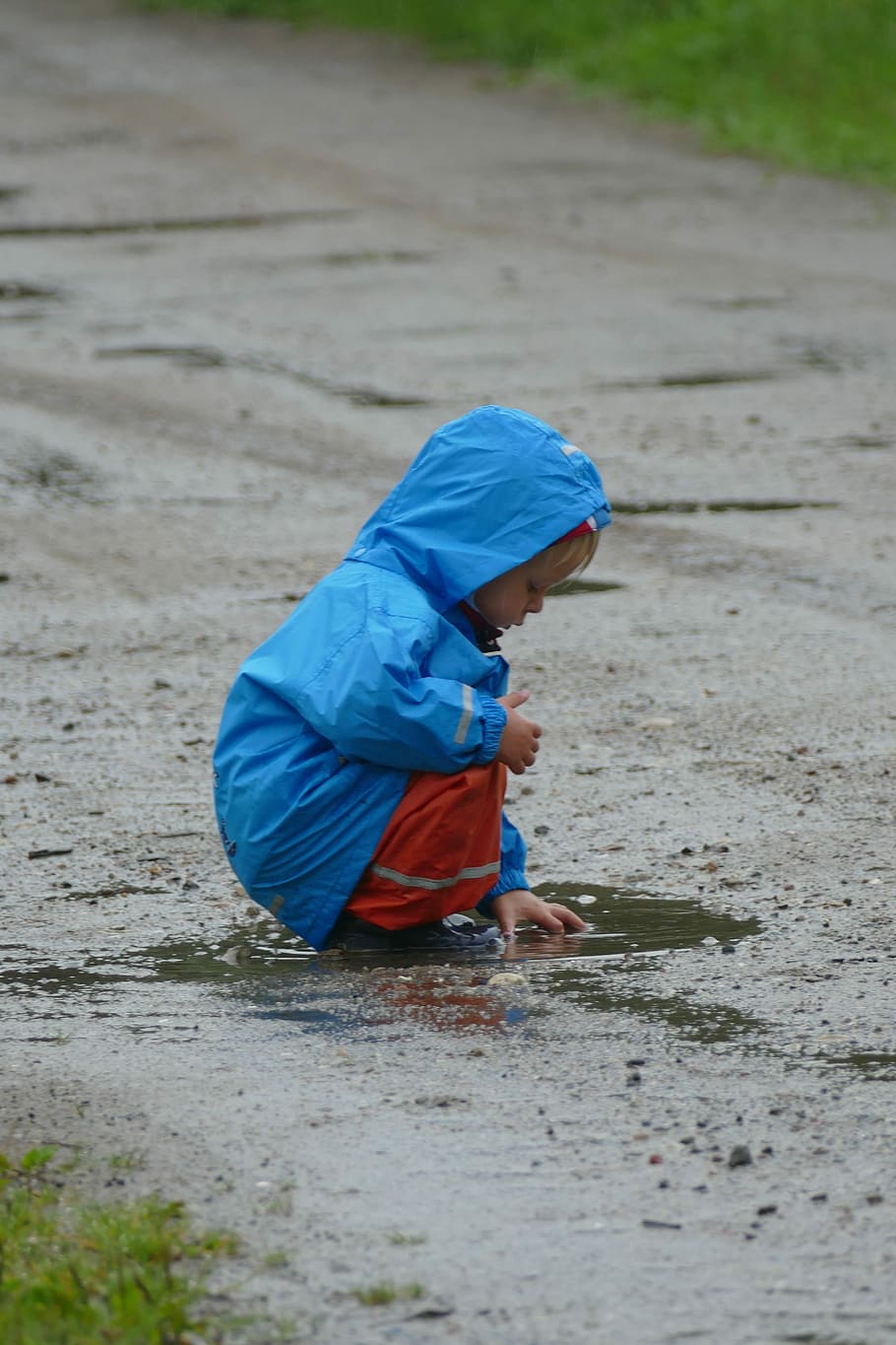Niños jugando, Charco, lluvia, infancia, solo un niño, niños, una persona, longitud total, arena, niño