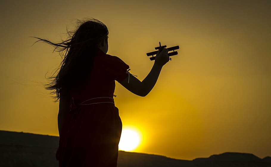 menina, jogando, brinquedo biplano, ao ar livre, avião, brinquedo, voando, jogar, Pôr do sol, silhueta