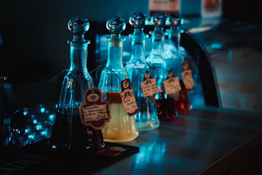 vasos de vidro transparente, garrafa, vidro, condimentos, mesa, luzes, azul, desfoque, etiquetas, etiqueta