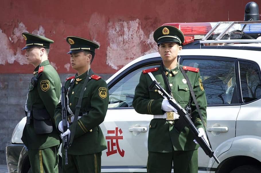 tiga, pria, berdiri, di samping, putih, mobil polisi, Polisi, Tugas, Resmi, Cina