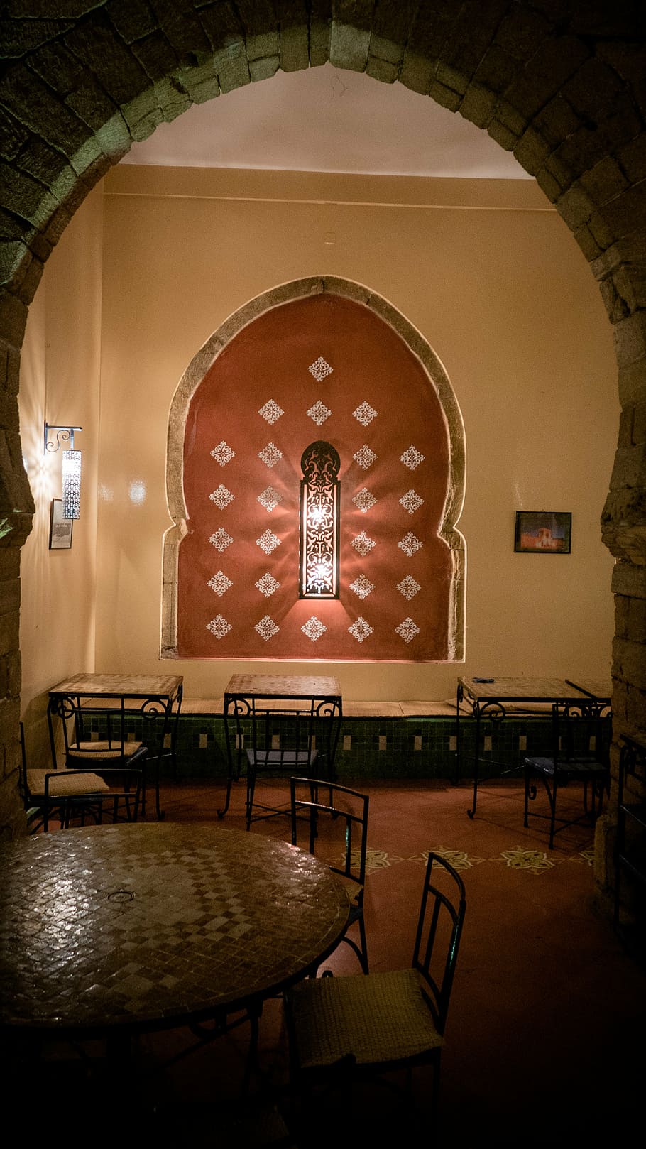 nicho, área de descanso, restaurante, mesas de comedor, decoración de paredes, luz, decoración ligera, árabe, marroquí, arco de pared