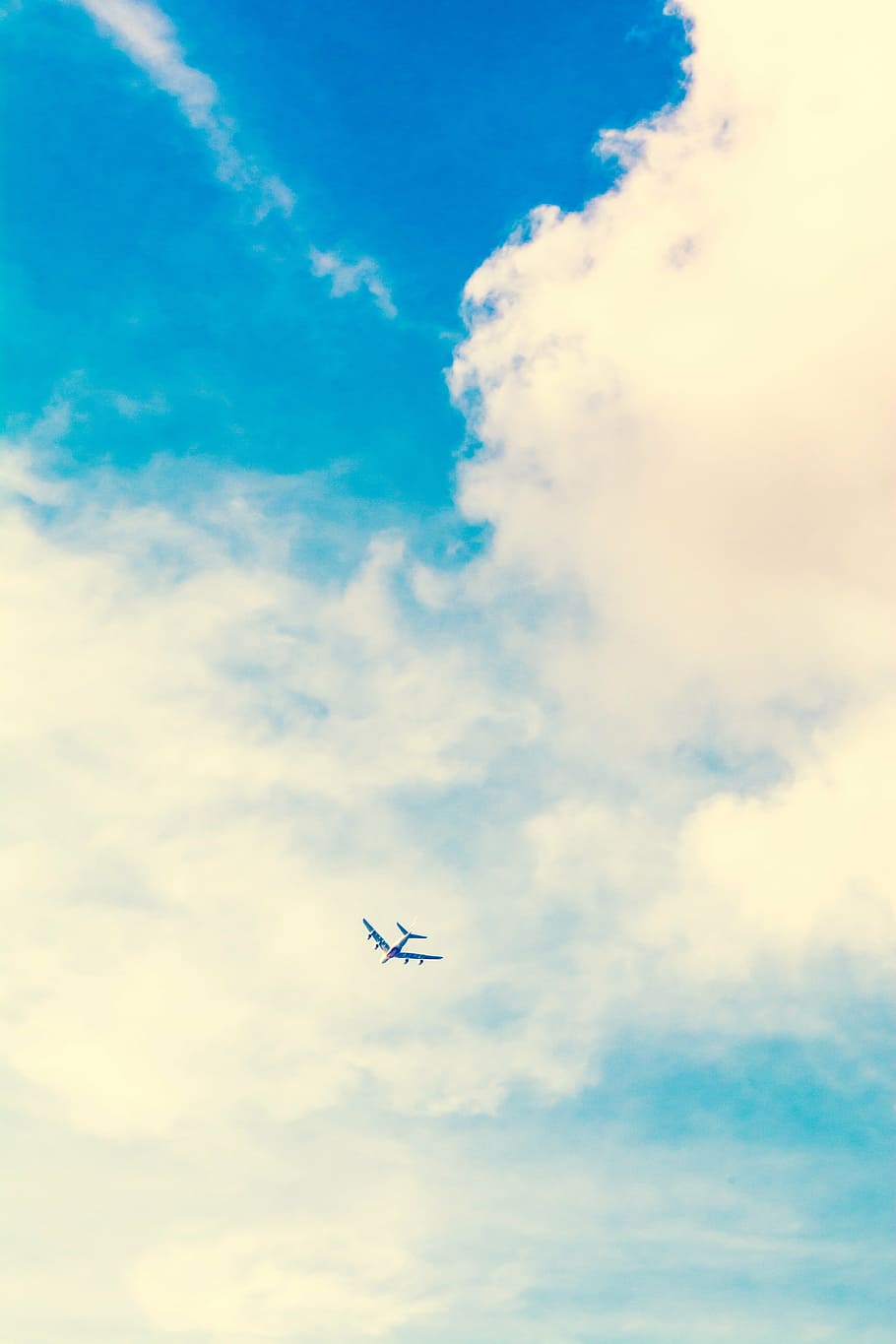 avión, volador, blanco, nublado, cielo, durante el día, viajar, aventuras, vacaciones, viaje