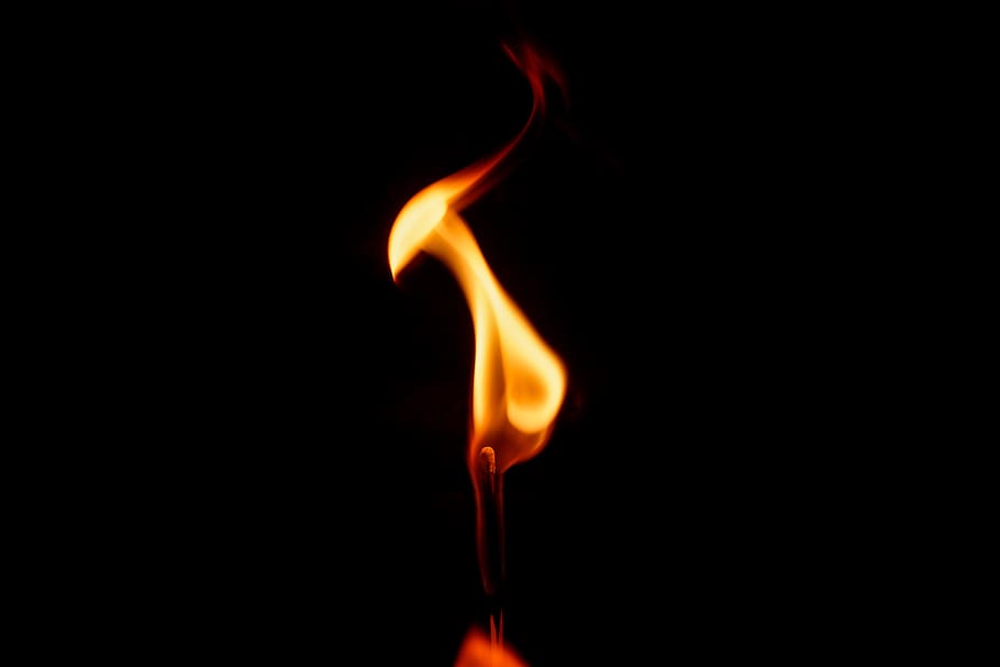 Горло горит огнем. Fiery Glow логотип рисунок. Burning hot. Royalty Burning hot.