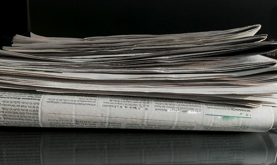 artigo de jornal dobrado, jornal, artigo, jornalismo, tablóide, jornalista, papel, manchete, jornal diário, documento